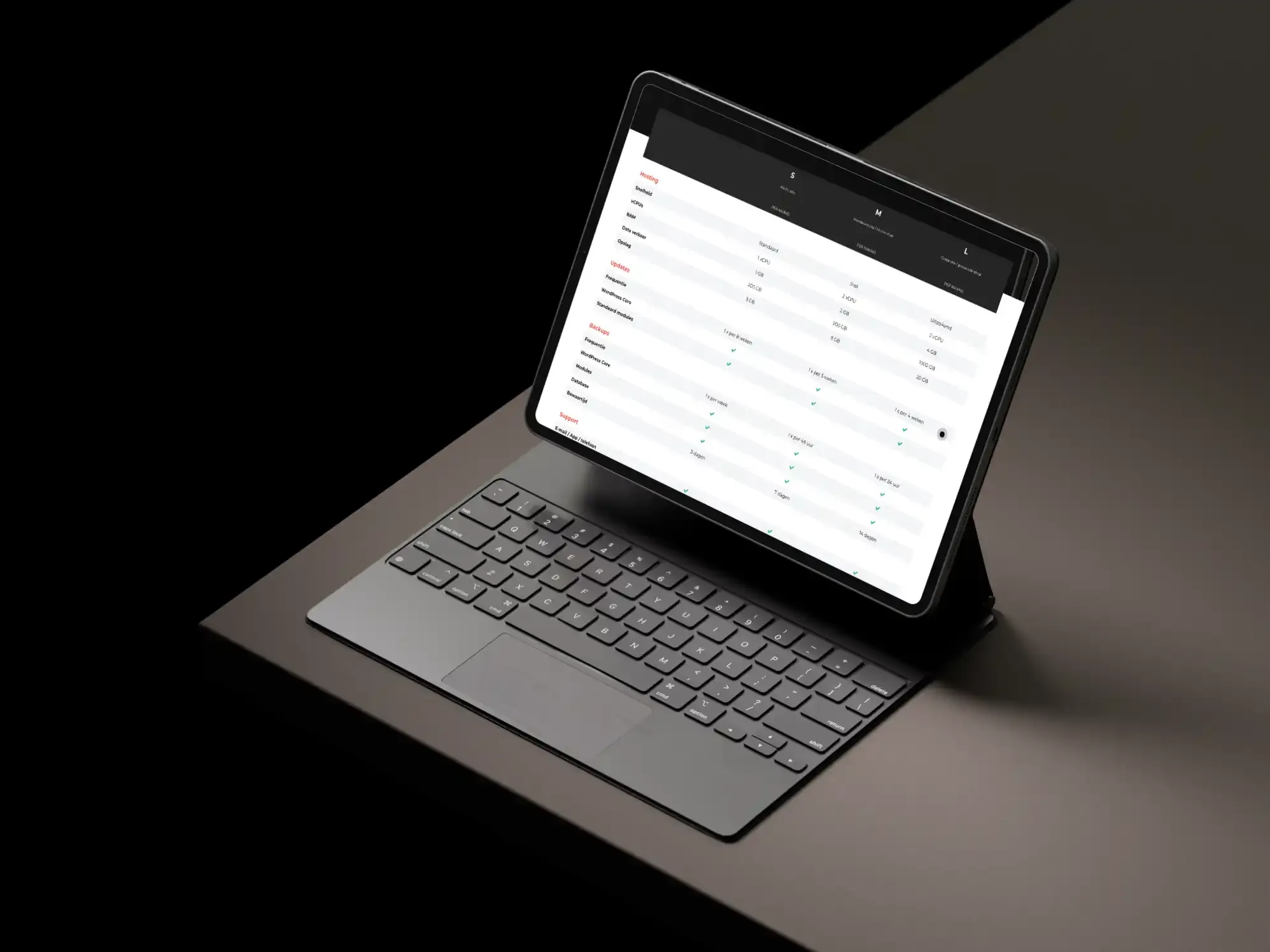 Vergelijking van hostingpakketten op een tablet