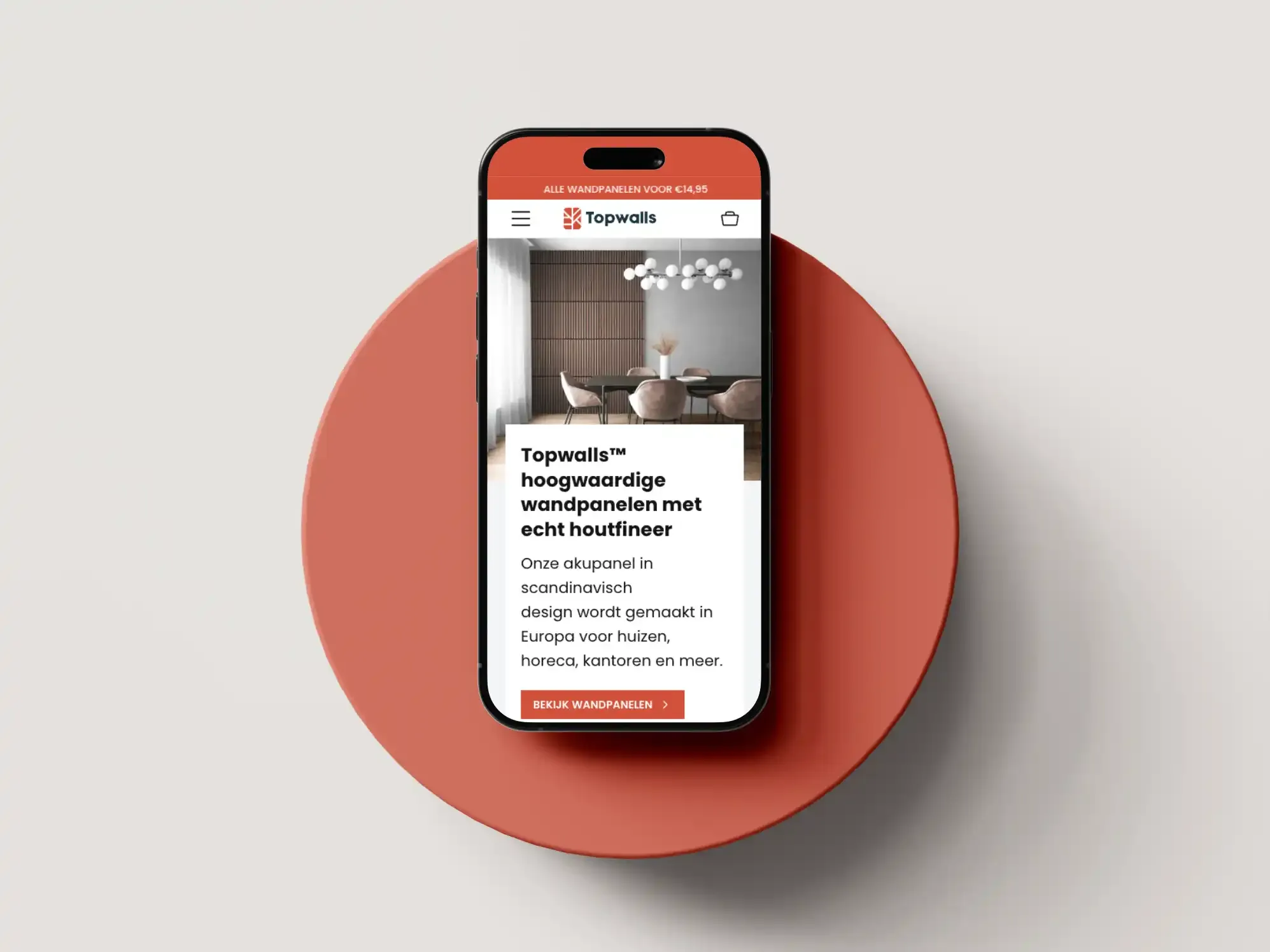 Homepage van Topwalls over wandpanelen met echt houtfineer, op een telefoon