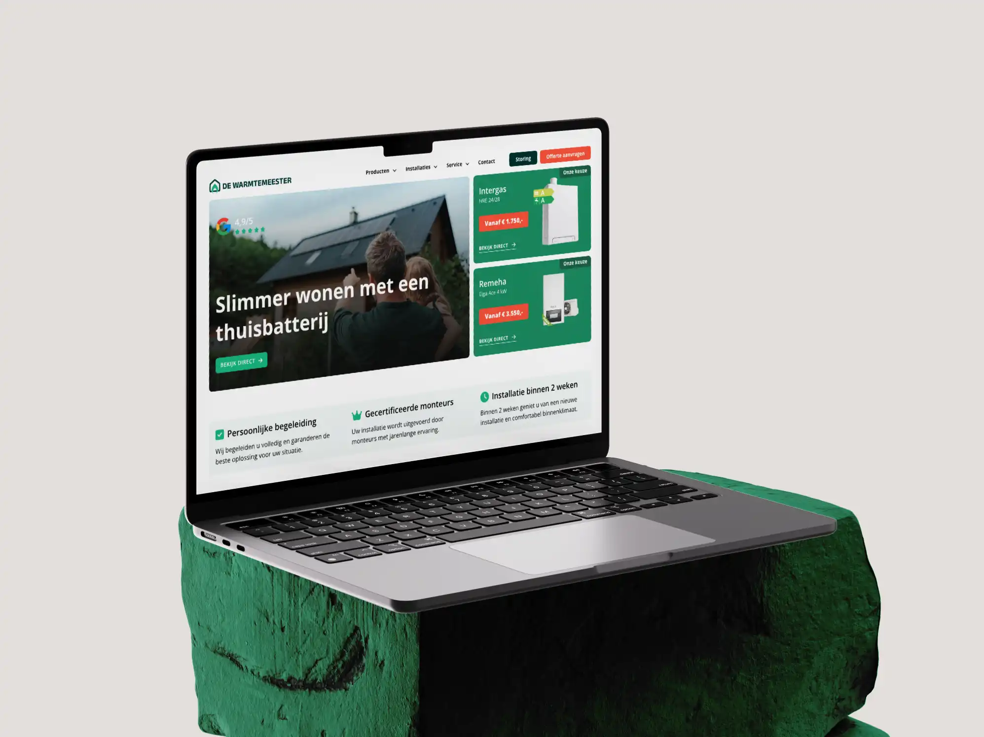 Laptop toont slimmer wonen met thuisbatterij website